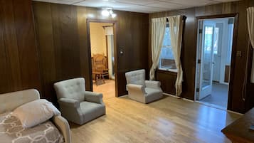 4 bedrooms, desk, free WiFi, bed sheets