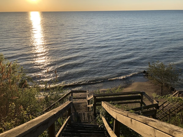 Ranta lähistöllä, aurinkotuoleja