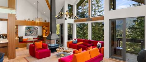 Fernseher, Kamin, Stereoanlage