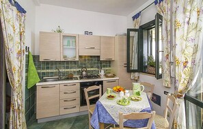 Geladeira, micro-ondas, cooktop, cafeteira/chaleira