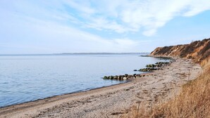 A coastal beach with a rocky shoreline and a clear sky. - Amazing home in Slagelse with WiFi (Slagelse)