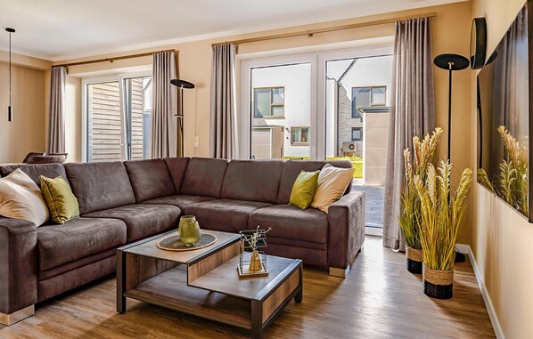 Smart-TV, Kamin, Tischtennisplatte