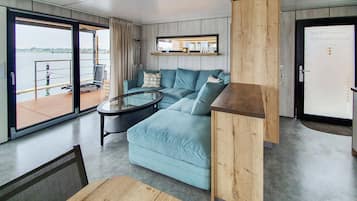 Una televisión, una chimenea