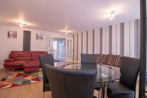 32-inch flat-screen TV with digital channels, TV - Moorish Castle (Newcastle-upon-Tyne)
