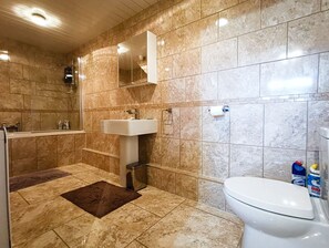 Business-Apartment | Badezimmer | Duschwanne, kostenlose Toilettenartikel, Haartrockner, Bademäntel