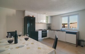 Fridge, oven, stovetop, dishwasher