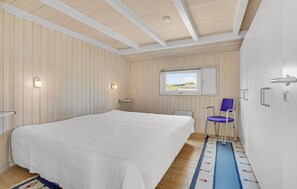2 bedrooms, travel crib, free WiFi