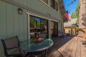 Outdoor dining - Knotty Pine Family Cabin (Tahoe Donner) - Dogs Welcome!!! (Truckee)