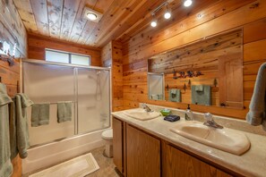 Combined shower/bathtub, hair dryer, towels, soap - Knotty Pine Family Cabin (Tahoe Donner) - Dogs Welcome!!! (Truckee)