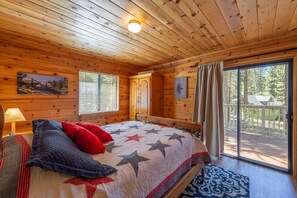 4 bedrooms, free WiFi, bed sheets, wheelchair access - Knotty Pine Family Cabin (Tahoe Donner) - Dogs Welcome!!! (Truckee)