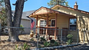 Exterior - Cozy cabin-like 2 bedroom home (Reno)