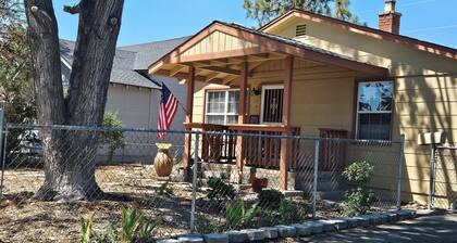 Cozy cabin feel in midtown Reno