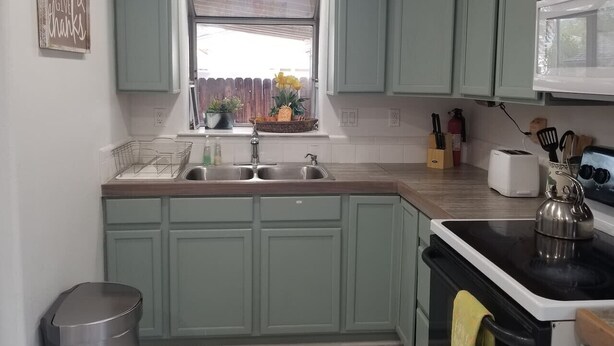 Private kitchen - Cozy cabin-like 2 bedroom home (Reno)