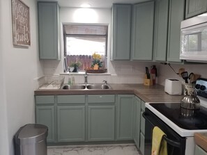 ثلاجة، ميكروويف، فرن، موقد طهي مسطح