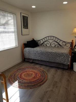 Desk, iron/ironing board, travel crib, free WiFi - Cozy cabin-like 2 bedroom home (Reno)