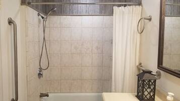 Ducha y bañera combinadas, secador de pelo, toallas y jabón