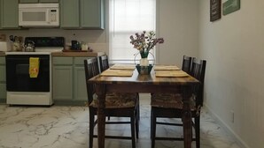 Dining - Cozy cabin-like 2 bedroom home (Reno)