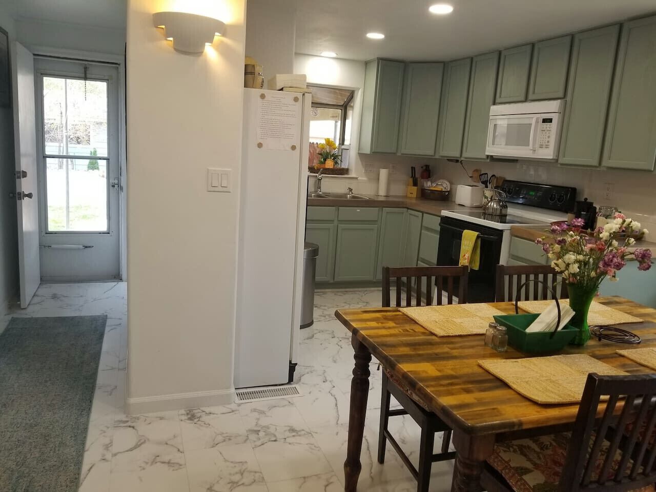 Refrigerador, microondas, horno y parrilla de estufa 