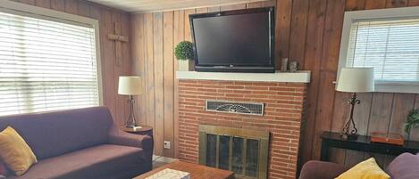 Smart-TV, Kamin, Bücher