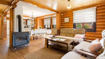 Smart-tv, een open haard en tafelvoetbal