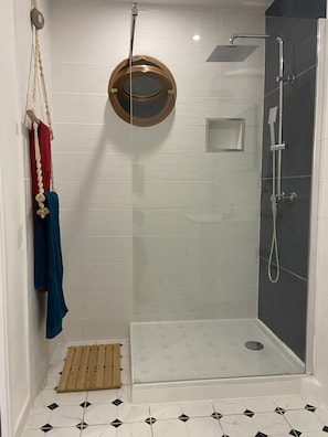 Douche, sèche-cheveux, serviettes fournies, savon