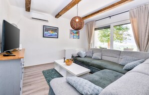 TV connectée, baby-foot, table de tennis de table, chaîne hi-fi