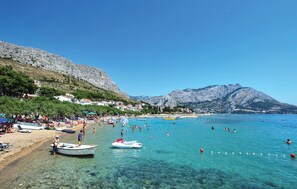 Una spiaggia nelle vicinanze