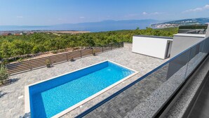 Ein Pool auf dem Dach mit freiem Blick auf die umliegende Landschaft.