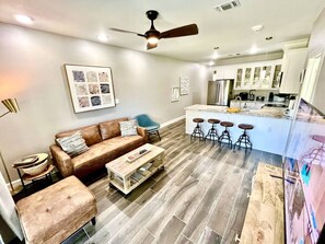 Smart-TV, bøker og stereoanlegg