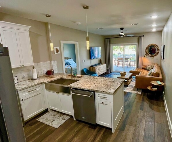 Smart-TV, bøker og stereoanlegg