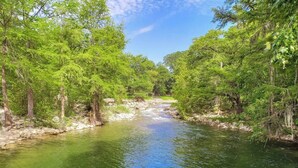 Une rivière bordée d’une végétation luxuriante.