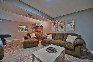 Smart TV, caminetto, libri