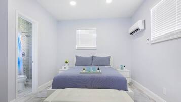 1 habitación, tabla de planchar con plancha y cuna de viaje