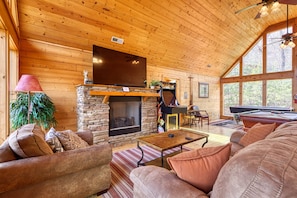 TV, fireplace, foosball - Big Bear Cabin (Sevier County)