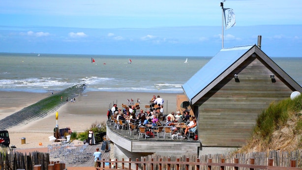 A wooden building with a sloped roof overlooking a beach. - Medano 1.2 with balcony by Interhome (Bredene)
