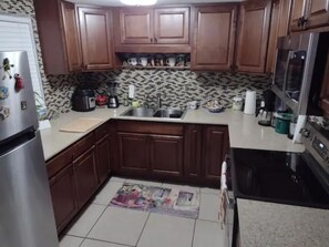 Refrigerador, microondas, placa de cocina, cafetera/tetera