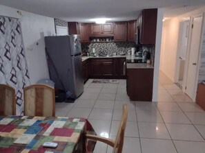 Refrigerador, microondas, placa de cocina, cafetera/tetera