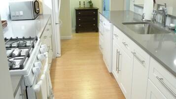 Frigorífic, microones, forn i placa de cuina