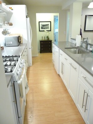 Frigorífic, microones, forn i placa de cuina 