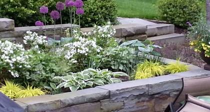 Lovely apt close to Ithaca, waterfalls, and wineries. Includes private patio.
