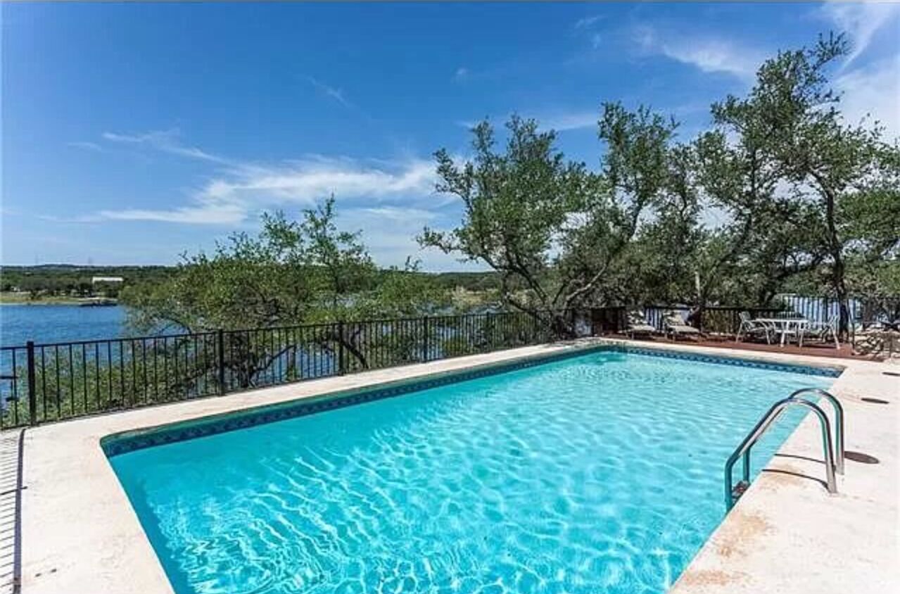 Cheerful 3 bedroom lake house with pool