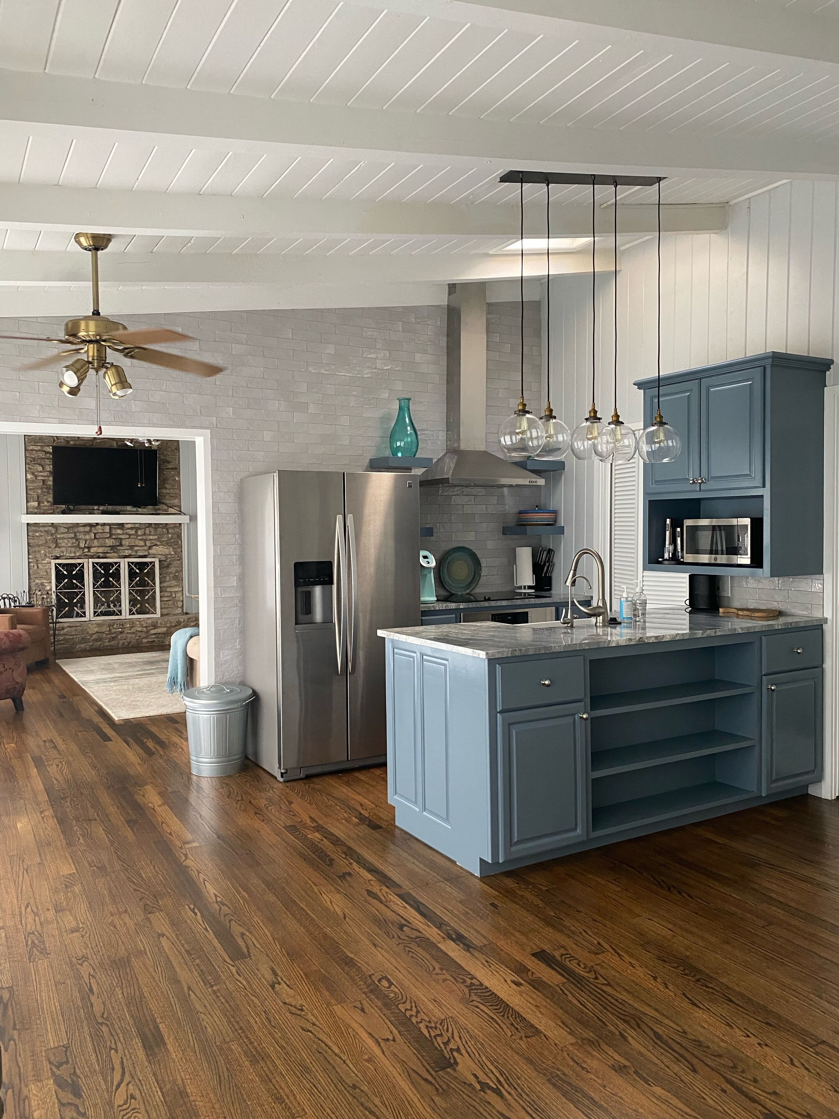 Cheerful 3 bedroom lake house with pool