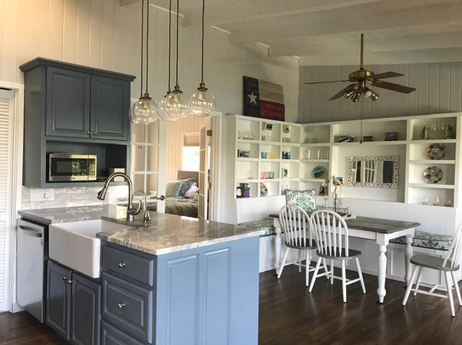 Cheerful 3 bedroom lake house with pool