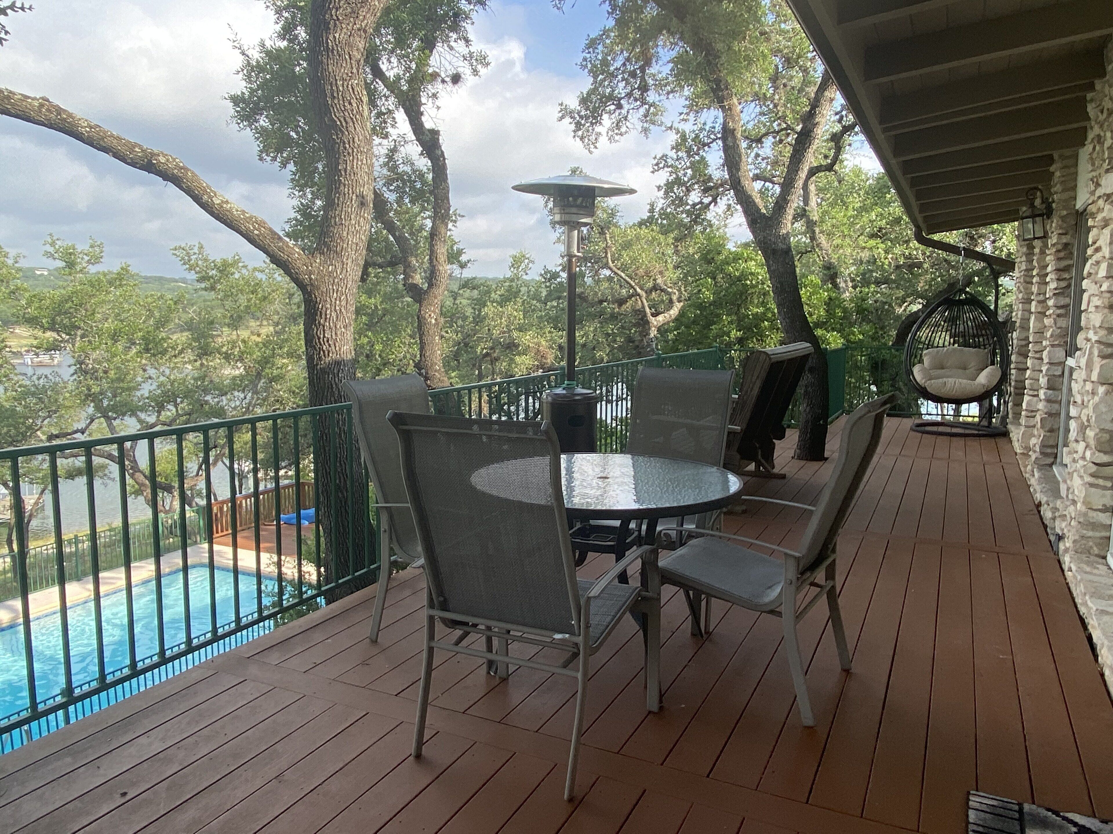 Cheerful 3 bedroom lake house with pool