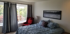 4 quartos, escrivaninha, ferros/tábuas de passar roupa, berço de viagem