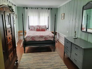 3 quartos, escrivaninha, ferros/tábuas de passar roupa