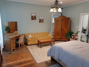 3 bedrooms, desk, iron/ironing board, free WiFi