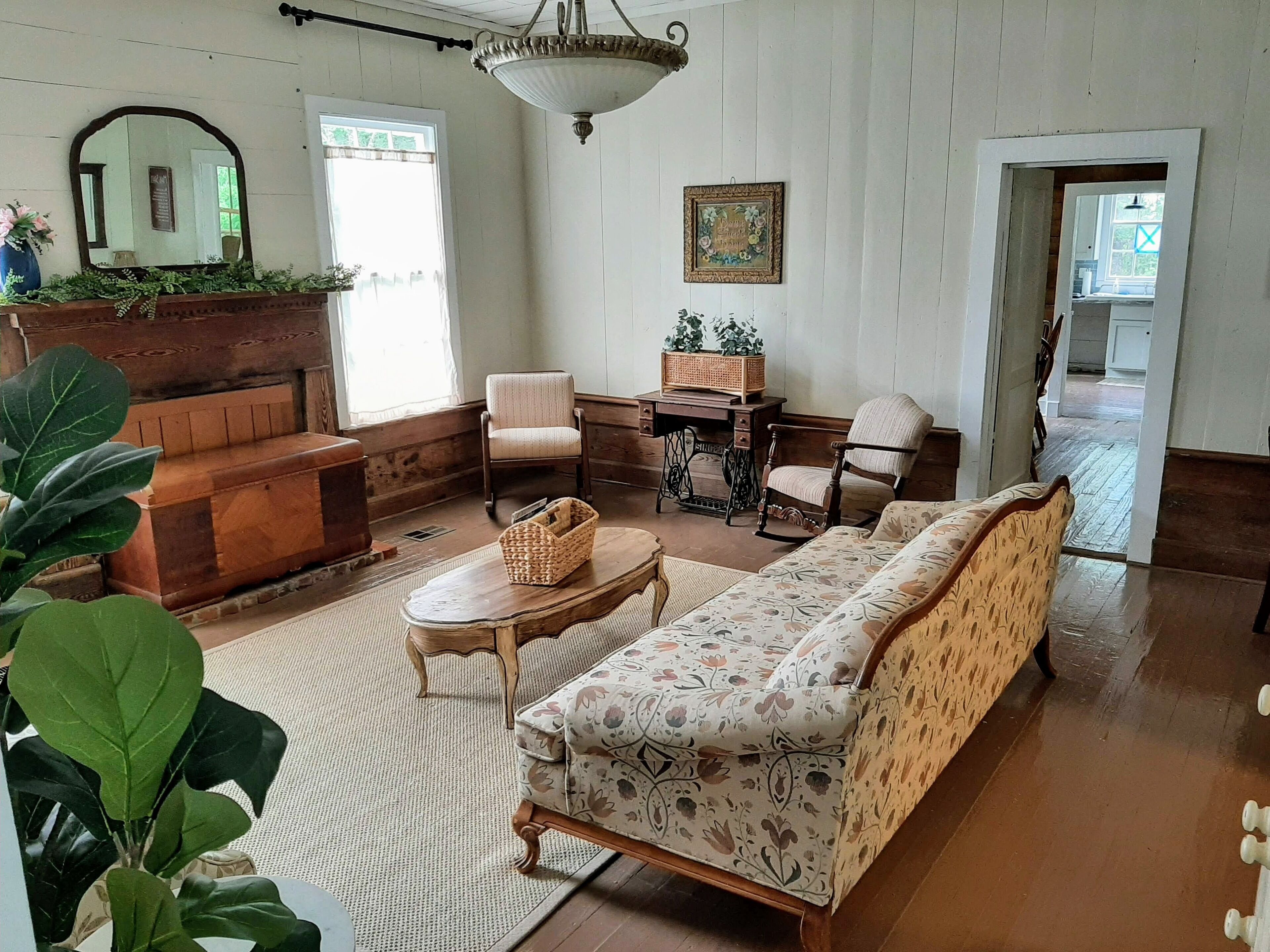 Smart TV, libros y oficina 