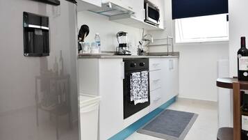 Jääkaappi, mikroaaltouuni, uuni, liesi