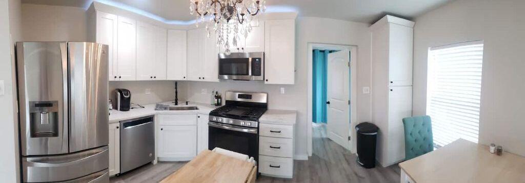 冷蔵庫、電子レンジ、オーブン、コンロ